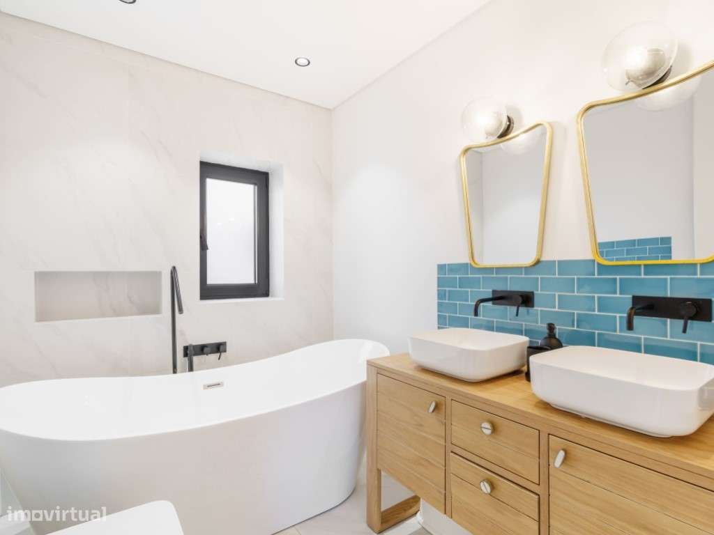 Moradia V3+1 totalmente renovada com vista mar-38