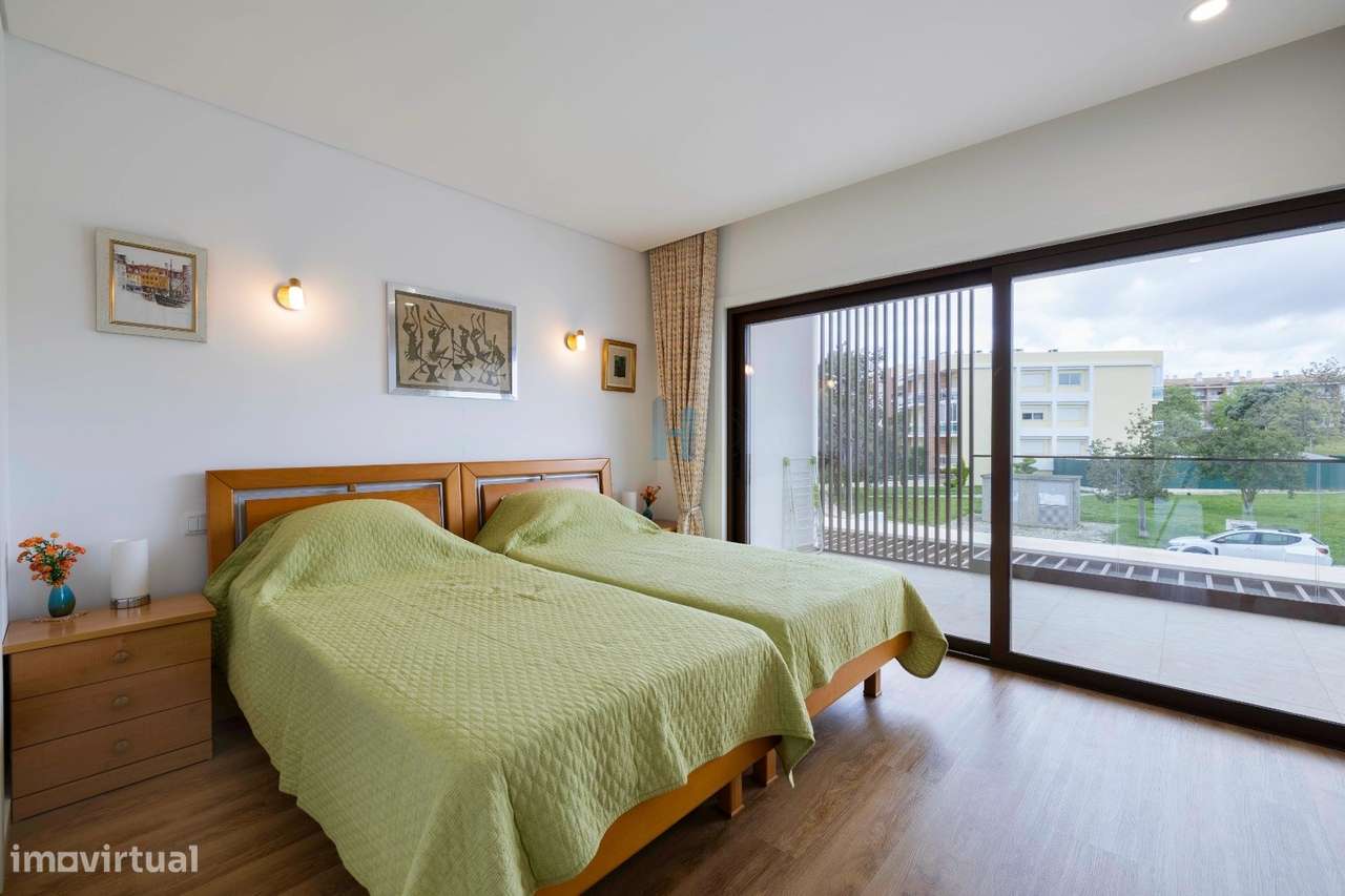 Moradia, semi-nova, com piscina e garagem-13