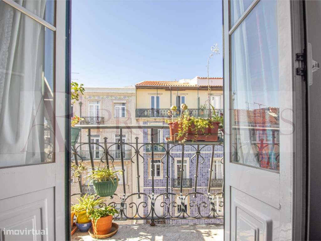 Apartamento T3 com charme lisboeta junto ao Marquês de Pombal-14