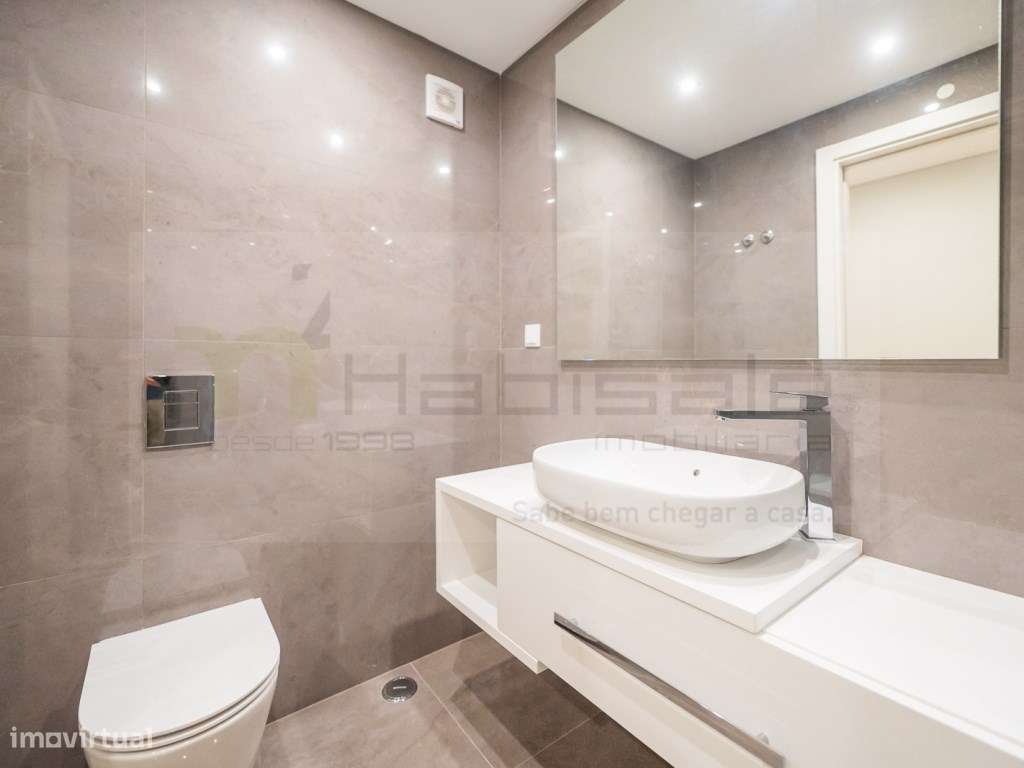 T3 Excelentes Acabamentos com Box Perto da Praia de Carcavelos-18