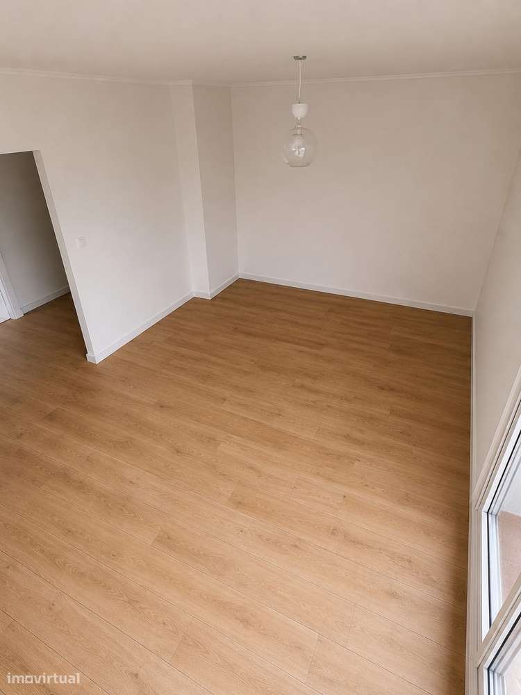Apartamento T2 remodelado (r/c) com uma arrecadação generosa-3