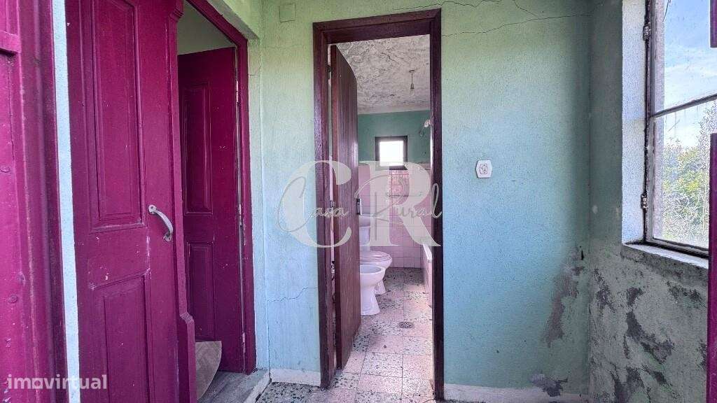 Casa de pedra com terreno e poço-8