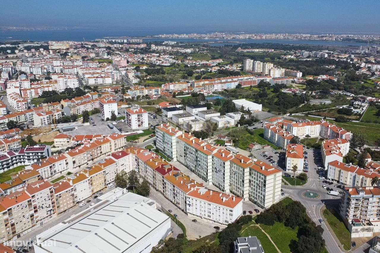 T3 Remodelado com Varanda e Vista para Lisboa – Torre da Marinha, Seix-33