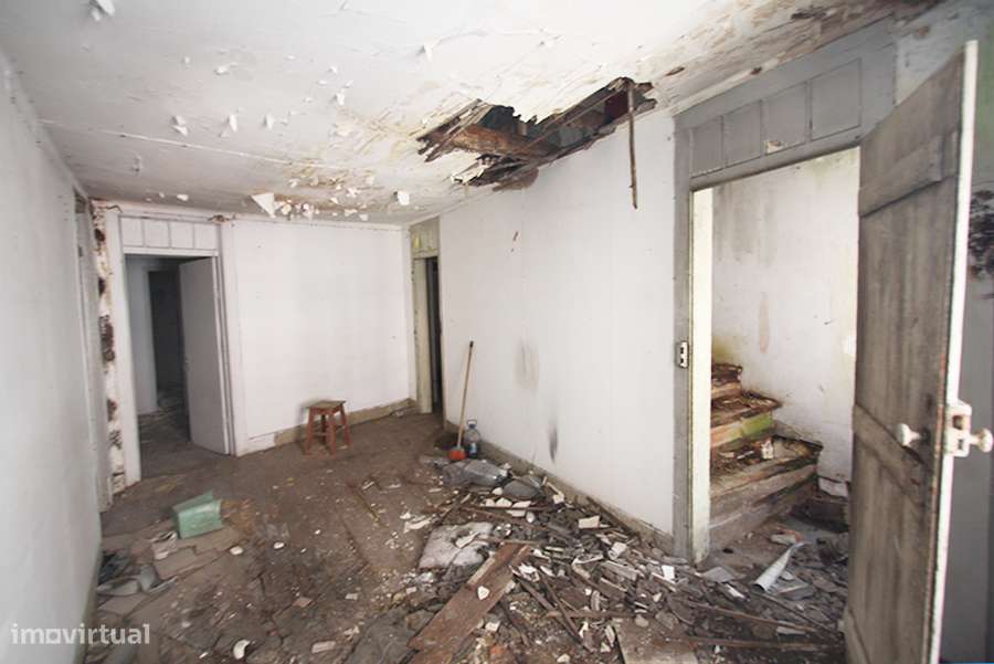 Prédio para recuperar, 3 pisos, cave e pequeno logradouro, C da Rainha-10