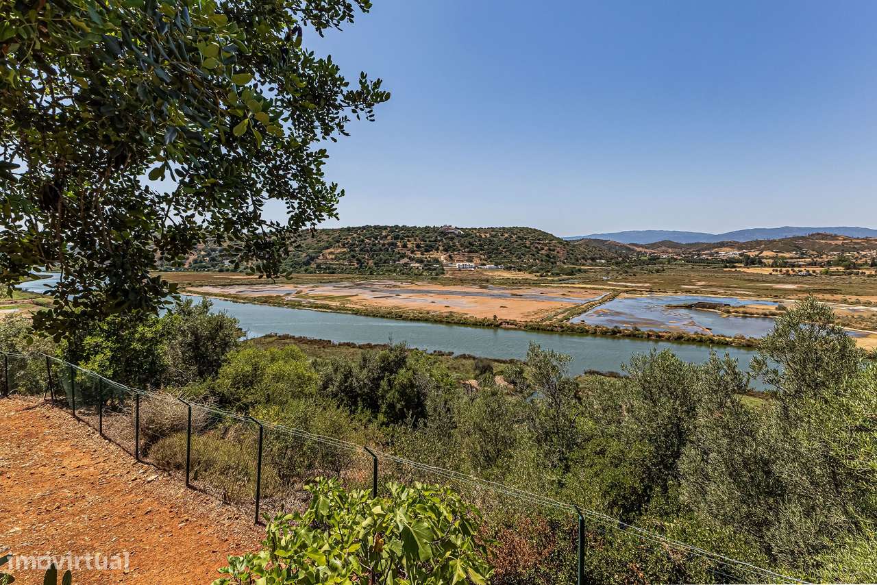 Villa T4 contemporânea à beira do rio no coração do Algarve-13
