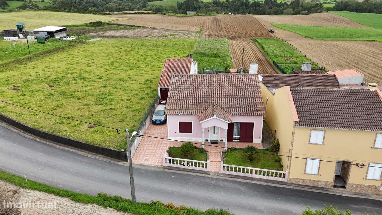 Moradia V3 com Terreno de 1.392 m² na Lomba do Pomar – Povoação-18