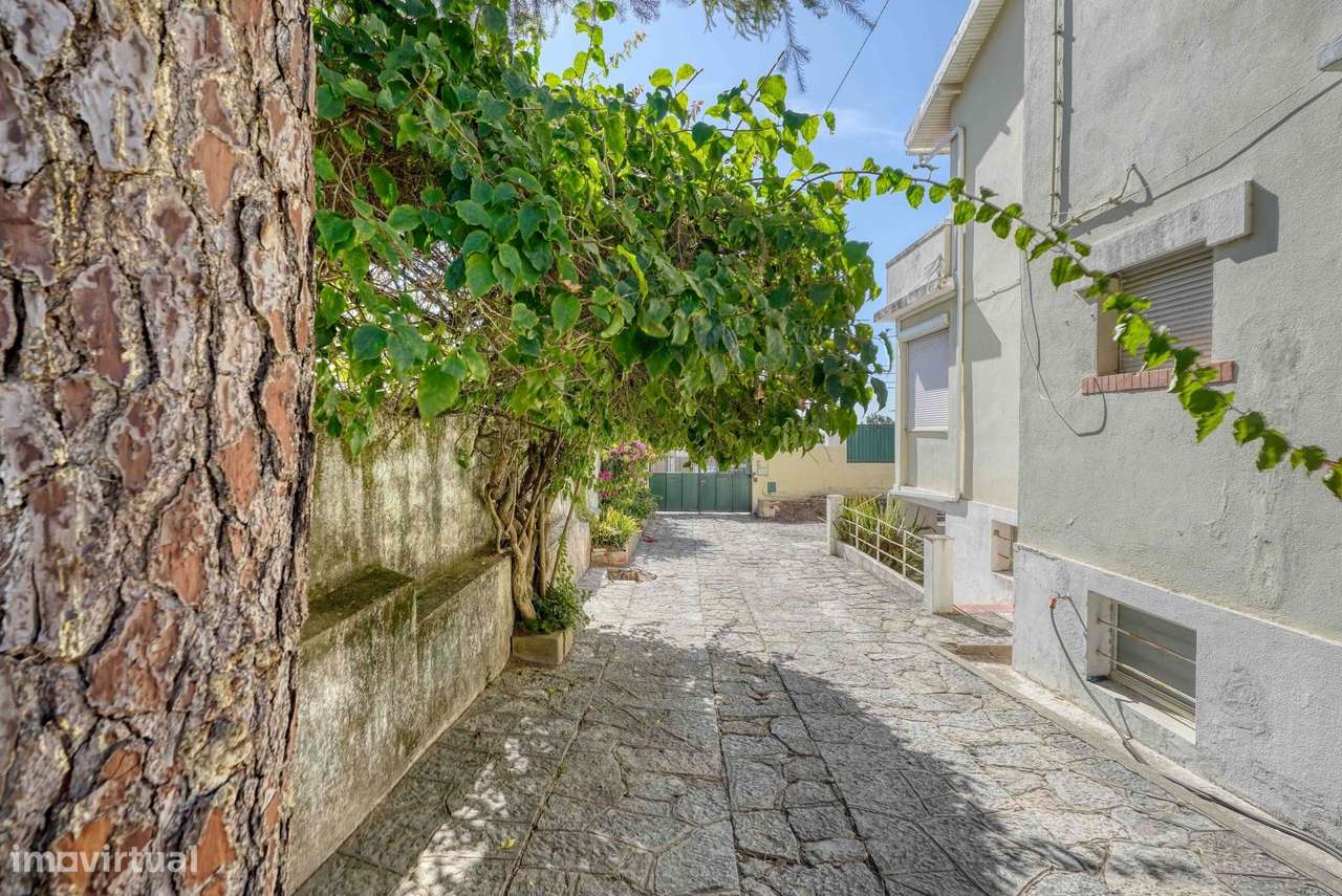 Moradia para recuperar no centro do Estoril, com piscina e vista mar-12