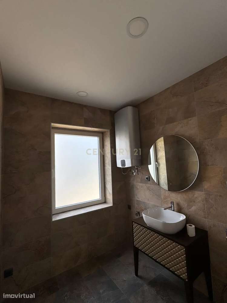 T2 Renovado no centro do Porto – Acesso direto a pátio + arrumo com lu-13