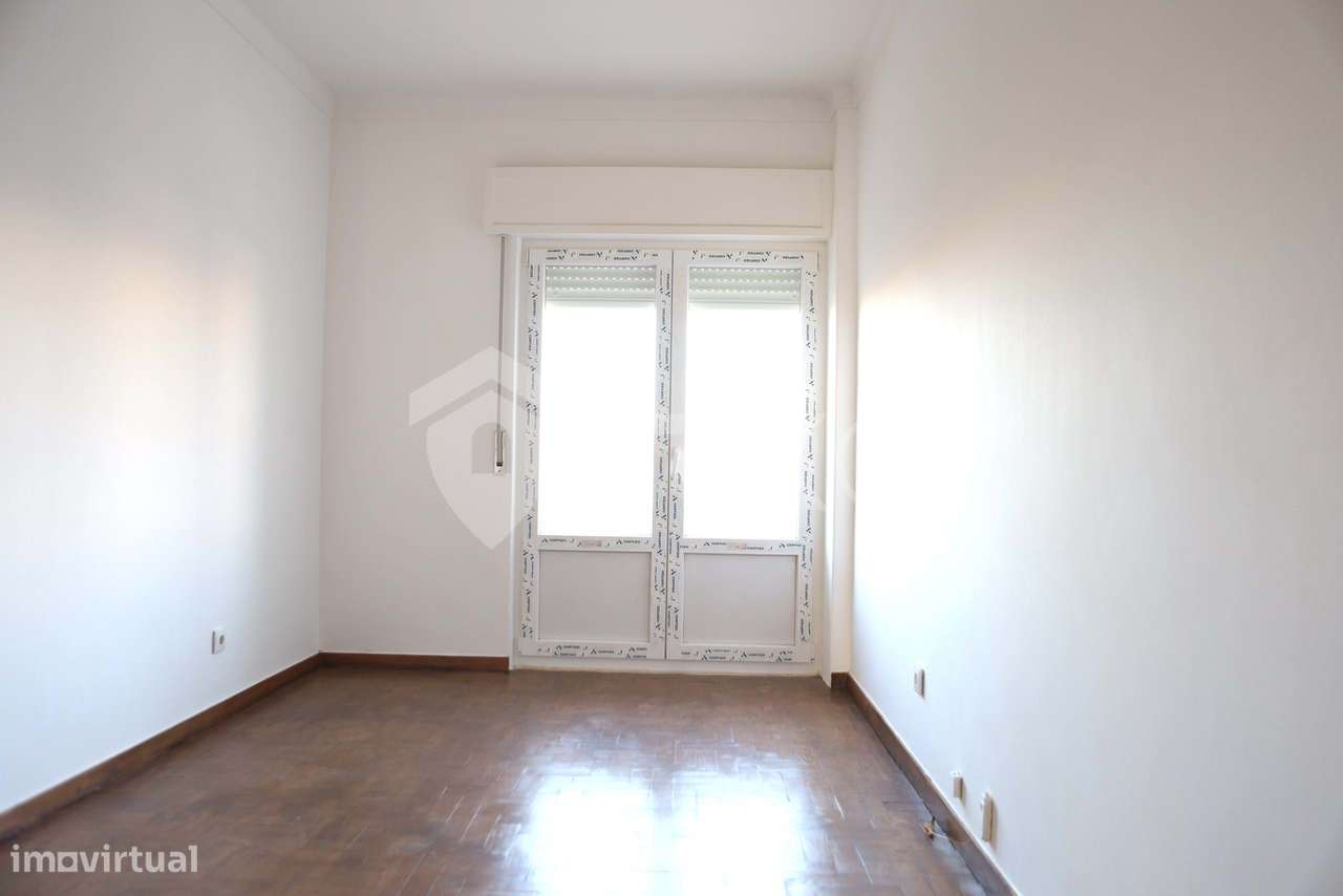 Apartamento T3 em Renovação com Excelentes Áreas em Setúbal-19