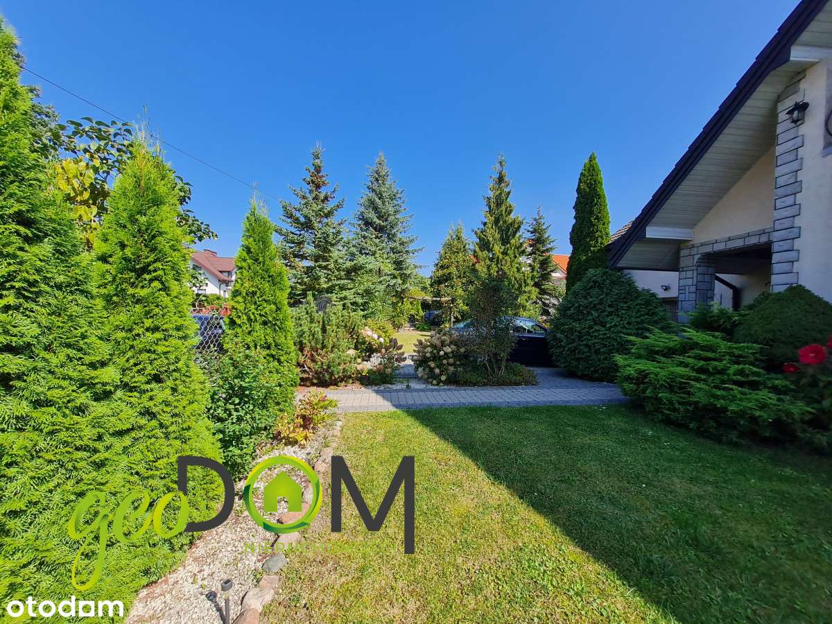 Przestronny dom o ciekawej bryle na dużej działce.-19