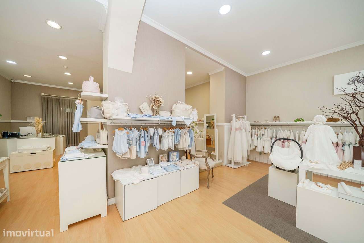 Trespasse de Conceituada Loja de Roupa Infantil no Centro de Barcelos-9