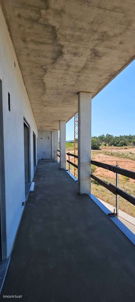 Apartamento T4 com varanda e garagem. Junto à cidade-13
