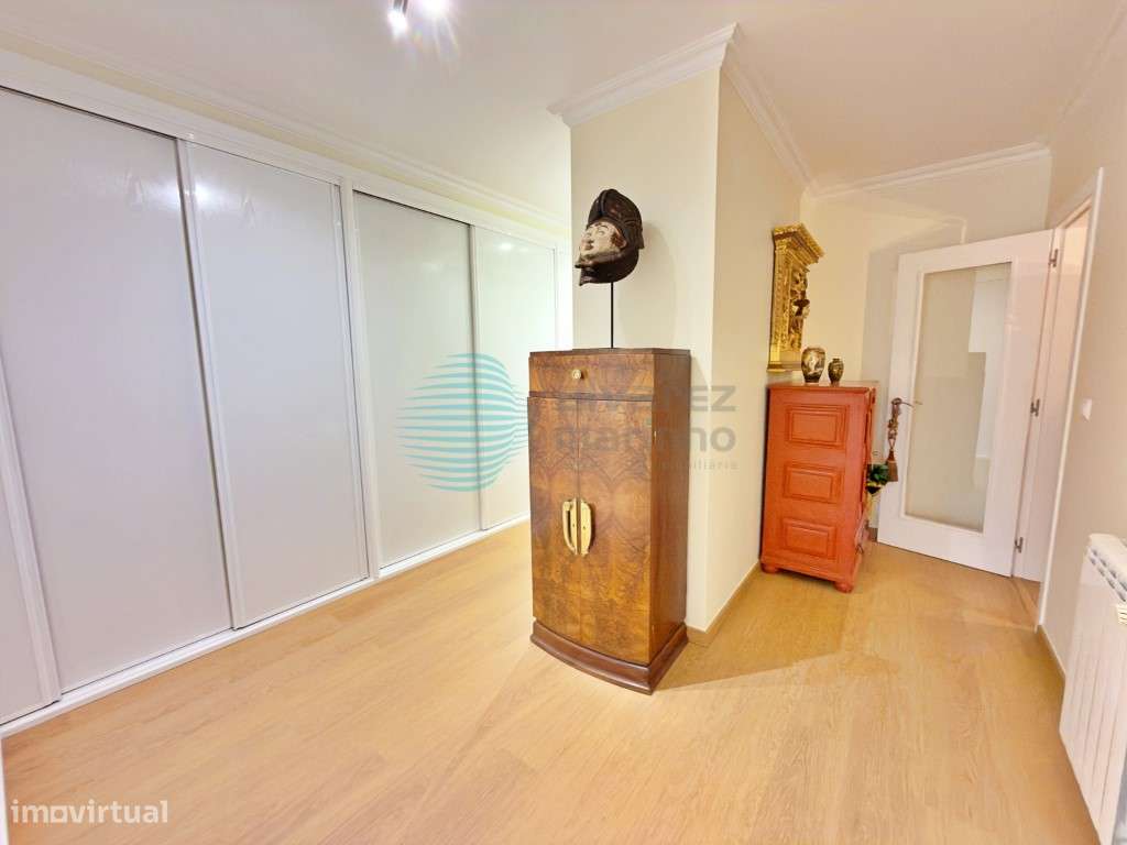 Apartamento T5, com 3 varandas, 2 lugares de estacionamento e Arrec...-24