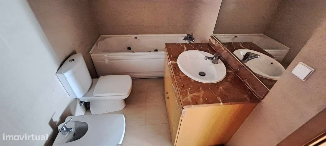 Apartamento T4  152m2 , Lugar estacionamento junto á praia  Alcochete.-10