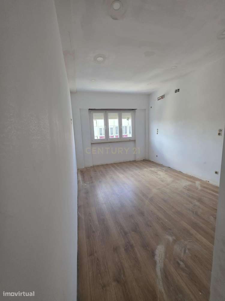 T3  a estrear na Av. do Uruguai – Benfica C/ suite e varandas-9