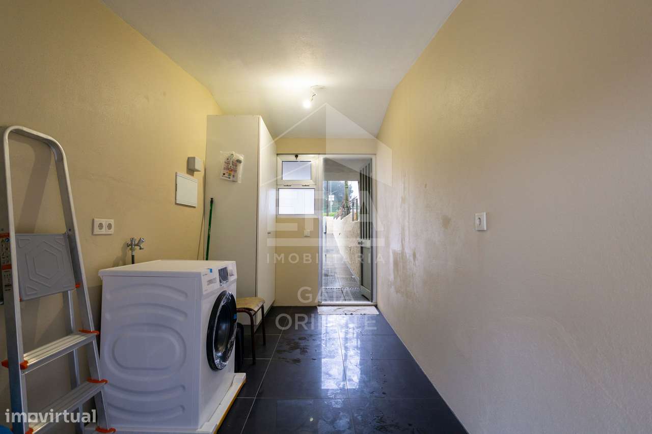 Moradia T3 Renovada junto à A1 nos Carvalhos-24