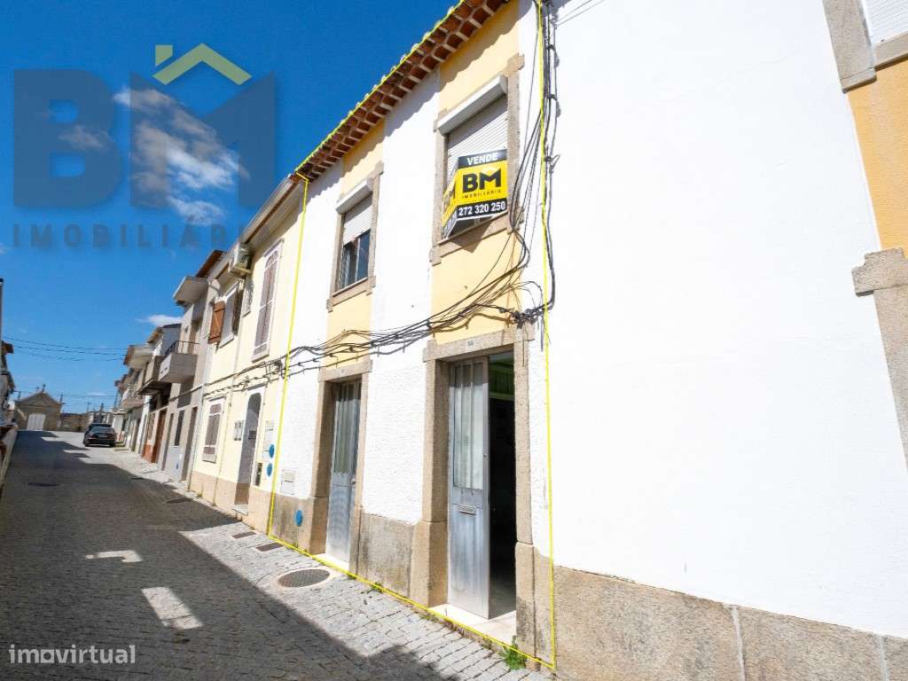 Moradia Com Quintal No Centro De Alcains Grande Potencial De Reno