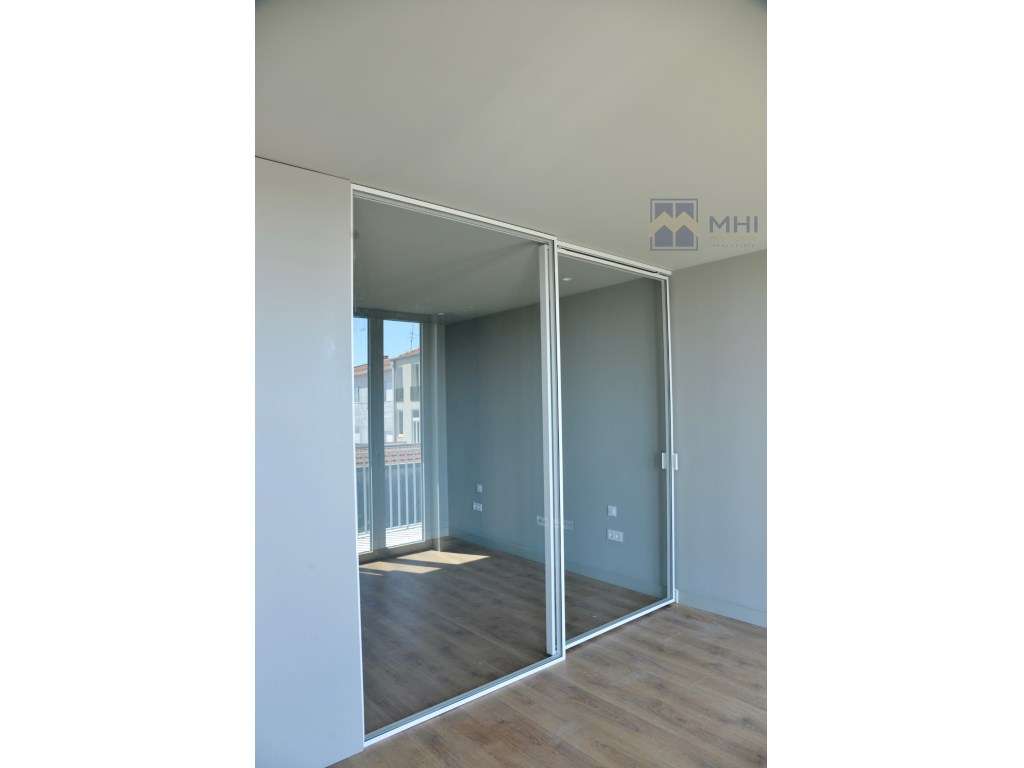 T0 +1 Novo com Varanda e Garagem e excelentes vista à Rua do Bonjar...-21