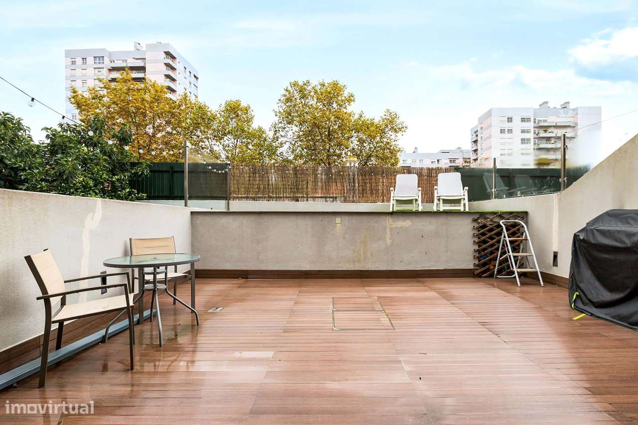 Moradia T4/5 com Piscina no Bairro de Santa Cruz – Benfica, Lisboa-29