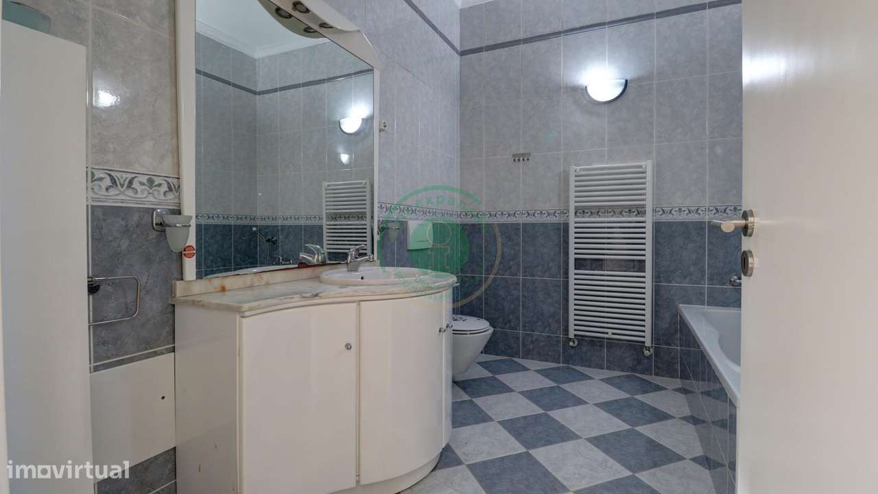 Moradia T4 com Piscina e Vista Mar-16