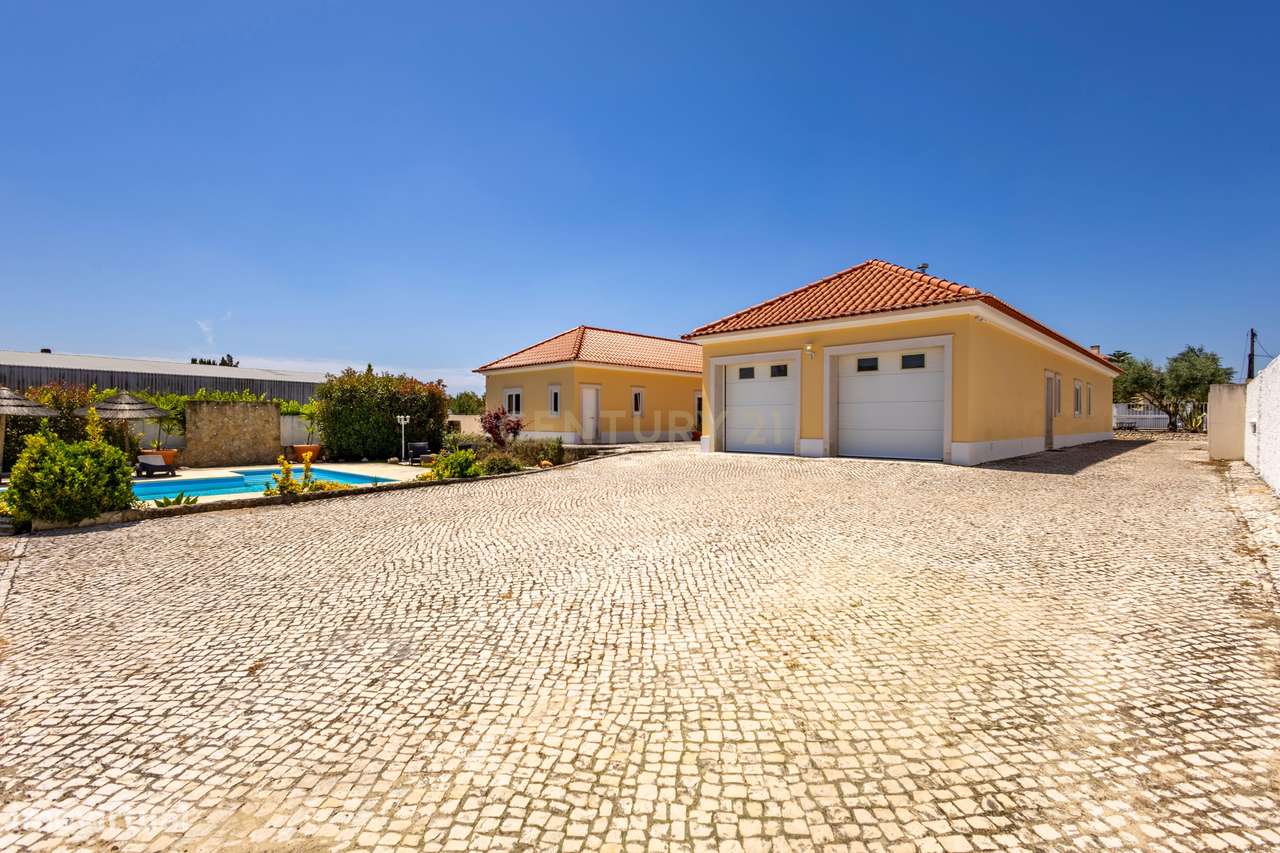 Moradia T5 Térrea com Piscina, Garagem e Lote de 2000 m² – Venda do Al-38