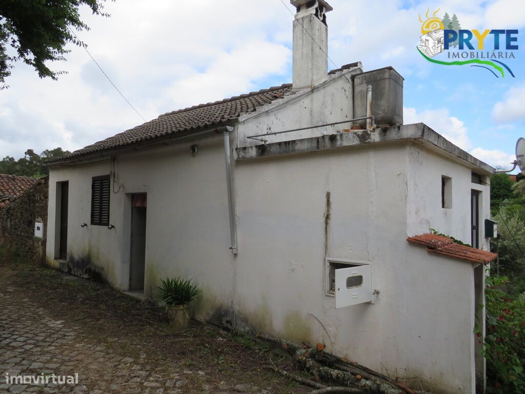 Pequena quinta a confinar com a Ribeira situada em Mosteiro - Oleiros