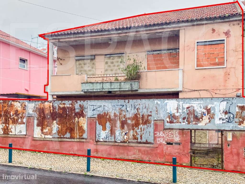 TUDO À MÃO! Moradia Bi-Familiar com 2 T3 com excelente potencial de... - Grande imagem: 4/10