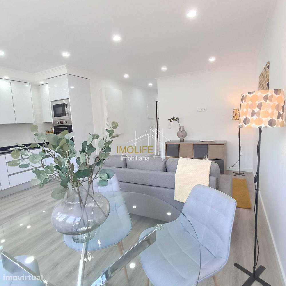 Simpático apartamento T3 com Varanda em Benfica.-12