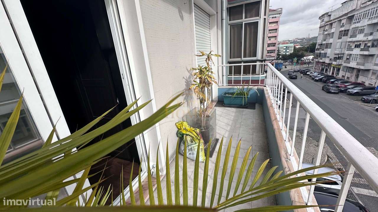 Apartamento T2 Moderno e Remodelado no Centro de Odivelas.-21