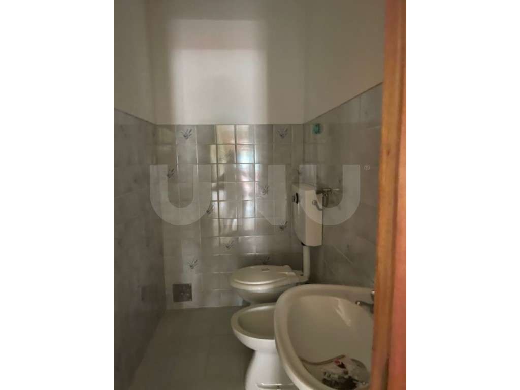 Moradia Espaçosa com Terreno e Potencial de Investimento - Atalaia,...-32