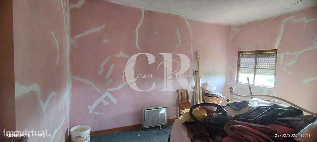 Moradia T3 com vários anexos, terreno e poço-24