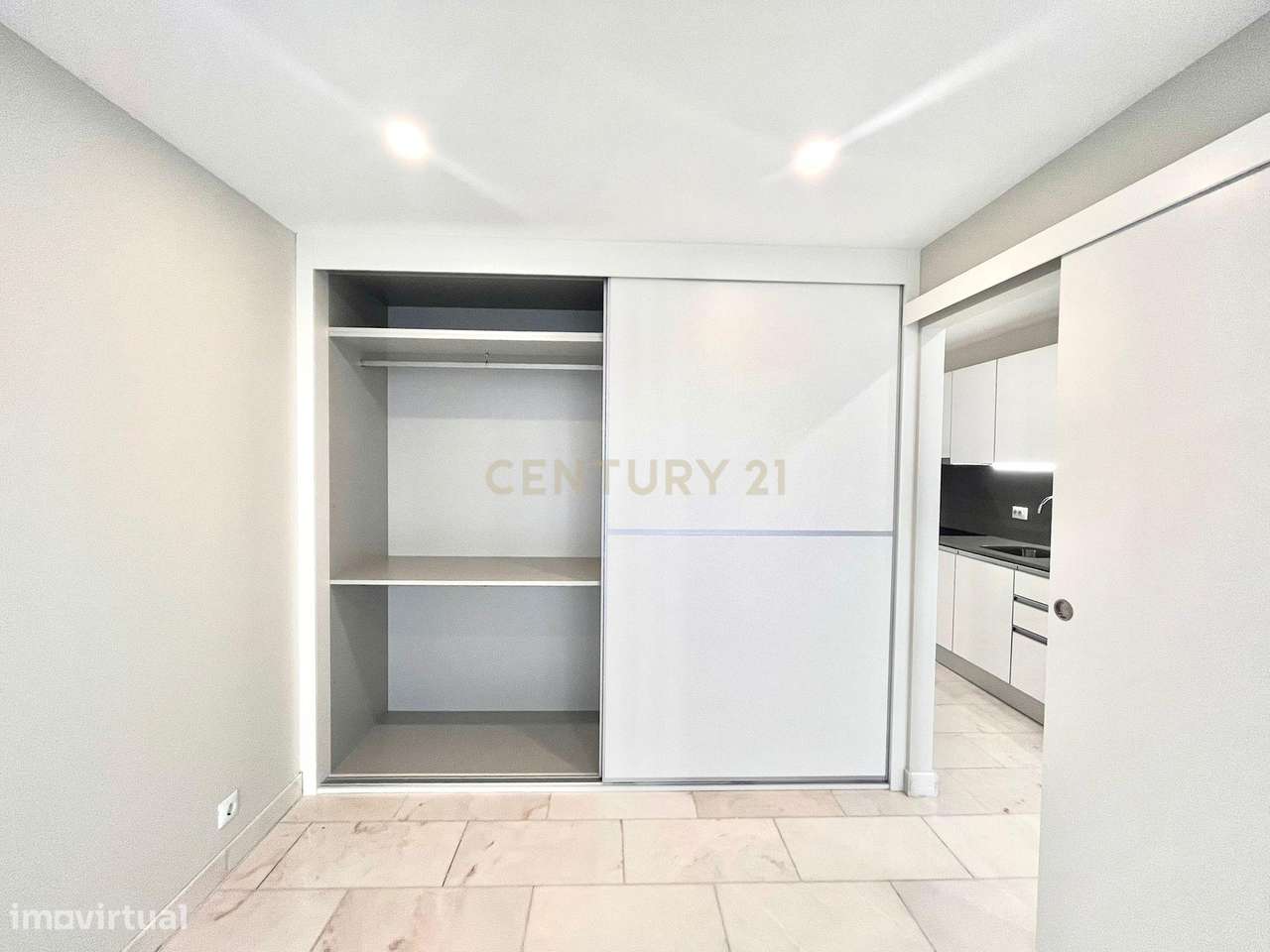 Apartamento T0 transformado em T1, remodelado, Costa da Caparica-12