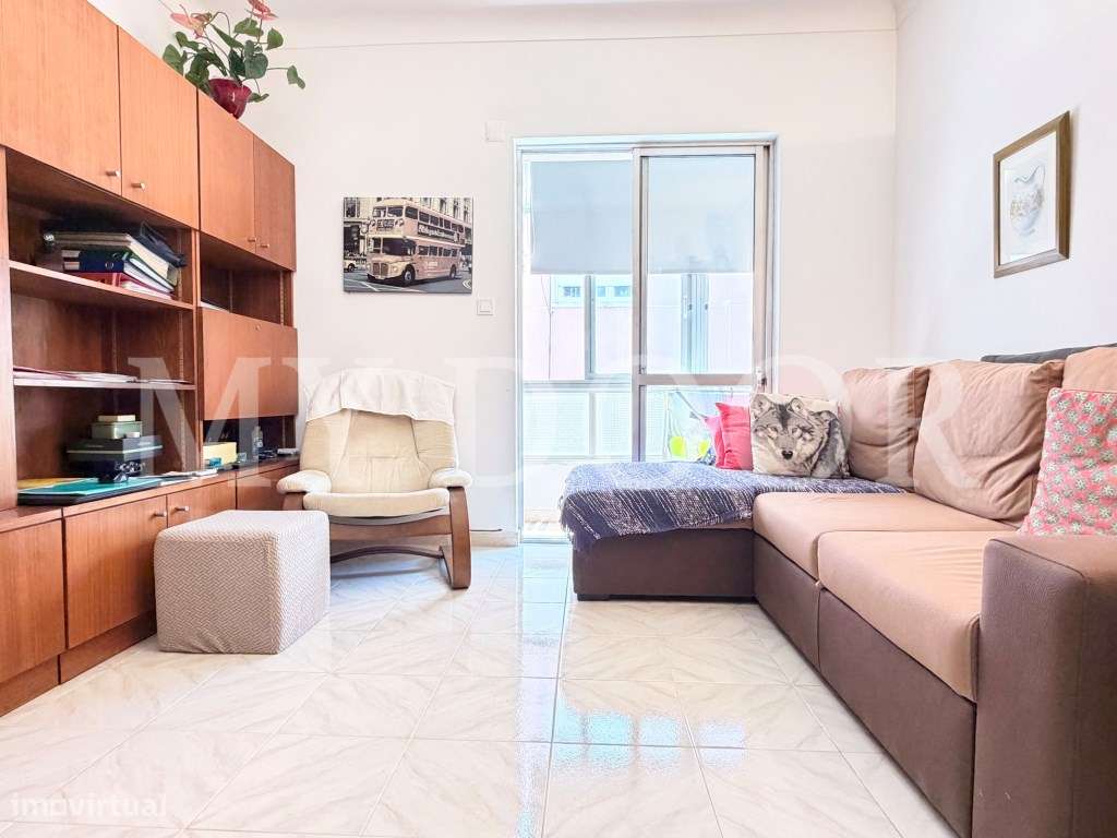 Apartamento T1 em Moscavide - 1º andar c/ Pequeno Espaço Exterior-5