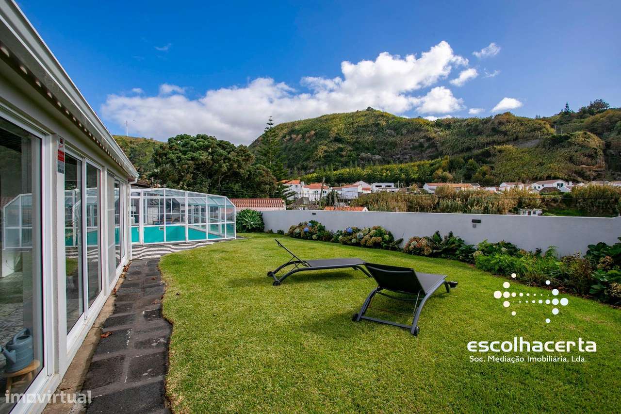 Villa de luxo com piscina coberta e vista para o mar-34