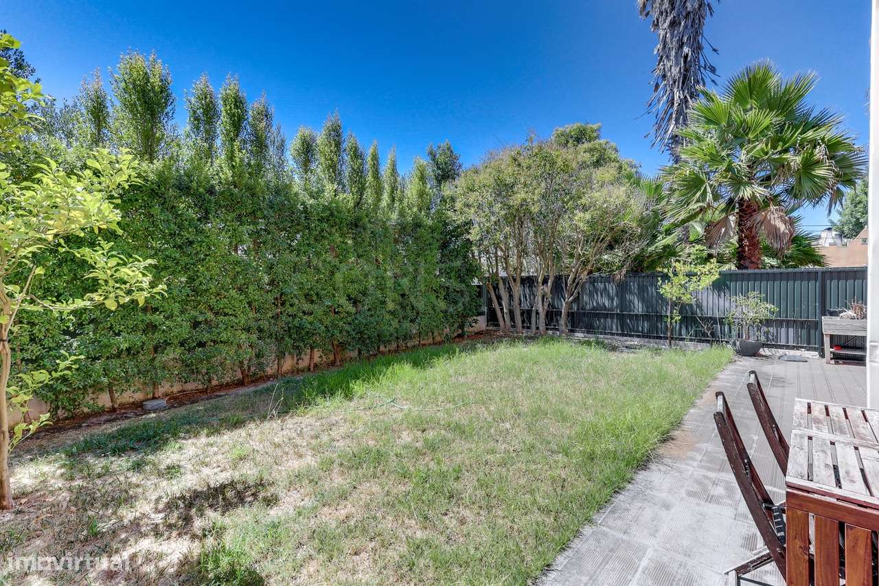 T3 com jardim privado, condomínio com piscina ,2 Estacionamentos + 1 a-27