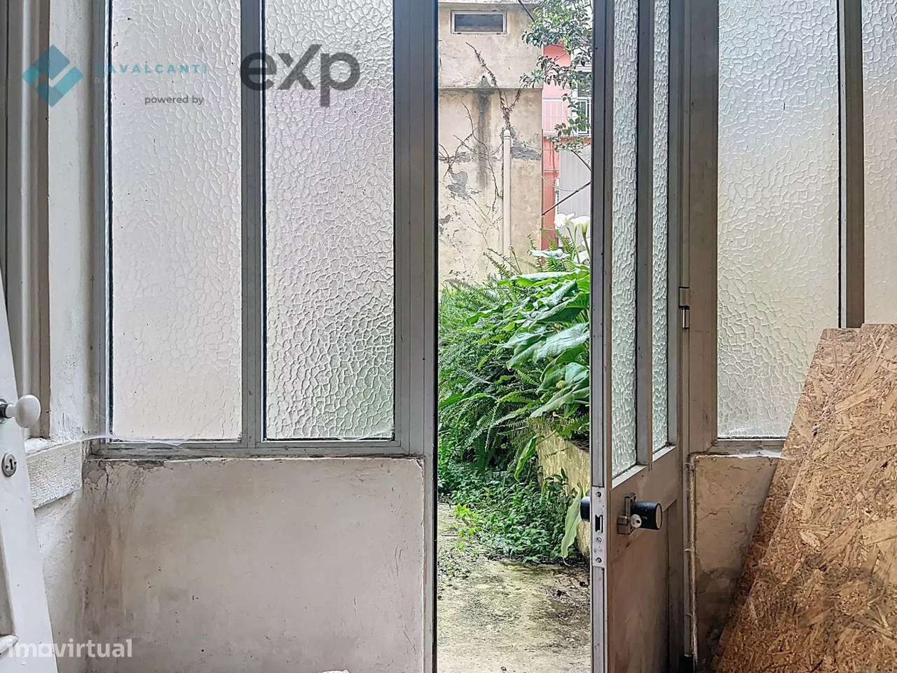 T3 com charme e logradouro Para Remodelar – Lisboa-25