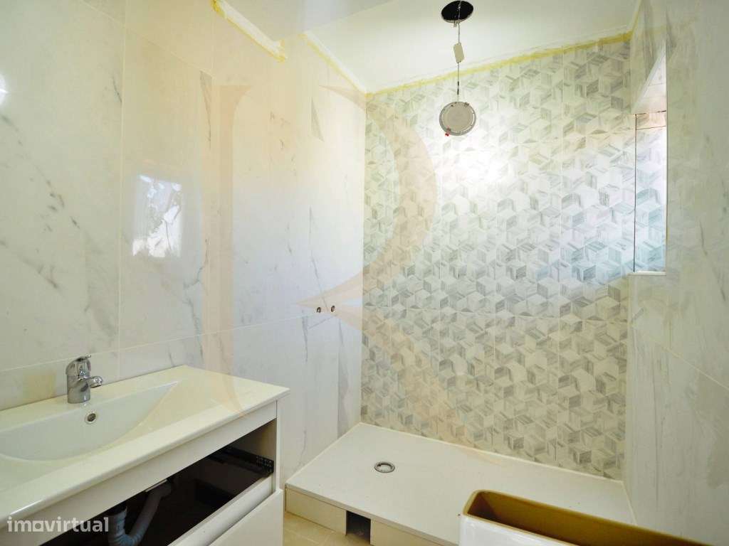 Apartamento T4 remodelado no Laranjeiro - Almada-12