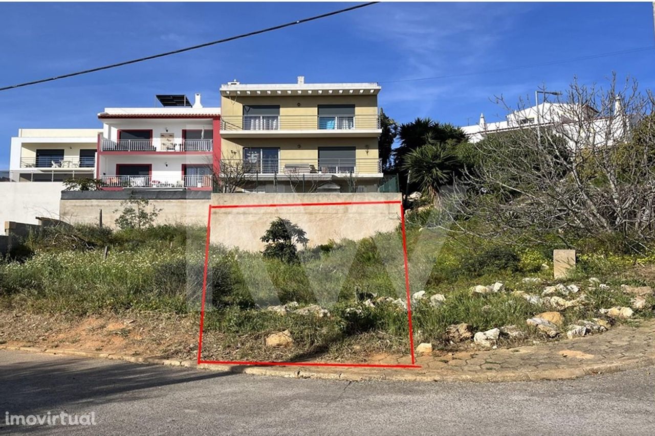 Lote de terreno com 128 m2 para construção de moradia geminada localiz