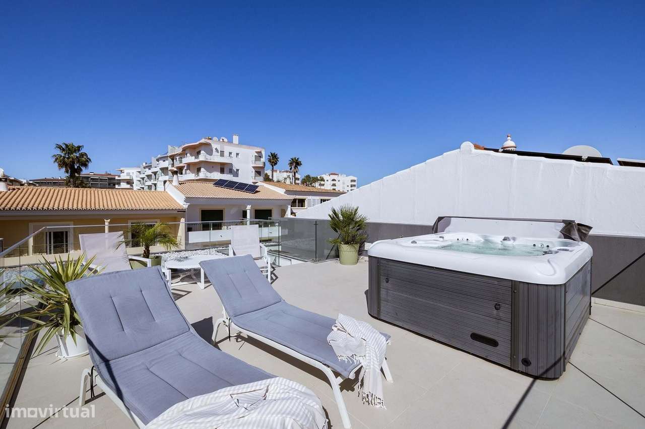 MODERNA E LUXUOSA MORADIA T3 COM PISCINA E GARAGEM PERTO DA MARINA DE-45