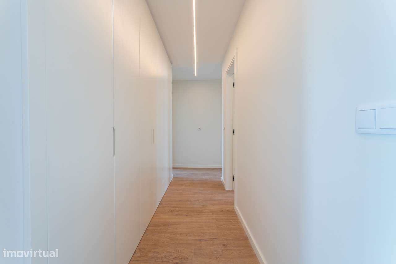 Apartamento T3 Novo a Estrear | 3 Suites | Vista Rio | Garagem Box | C-6