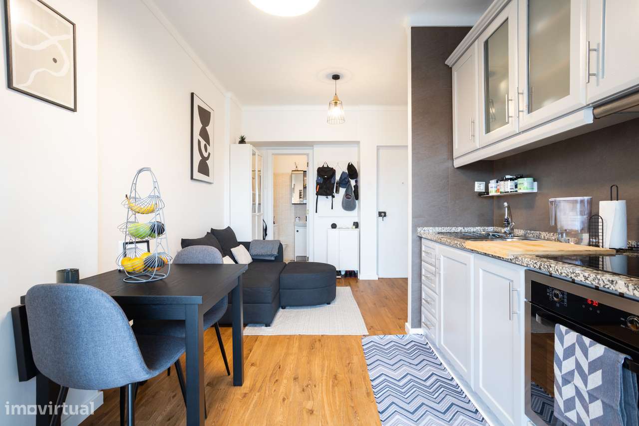 Amadora: T1 Renovado com Luz Natural e Conveniências Modernas – Ideal - Grande imagem: 4/16