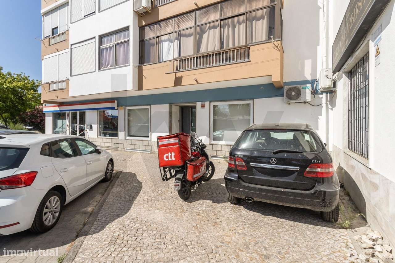 Espaço Comercial (Loja) no Centro de Corroios: Espaço Amplo, Remodelad-26