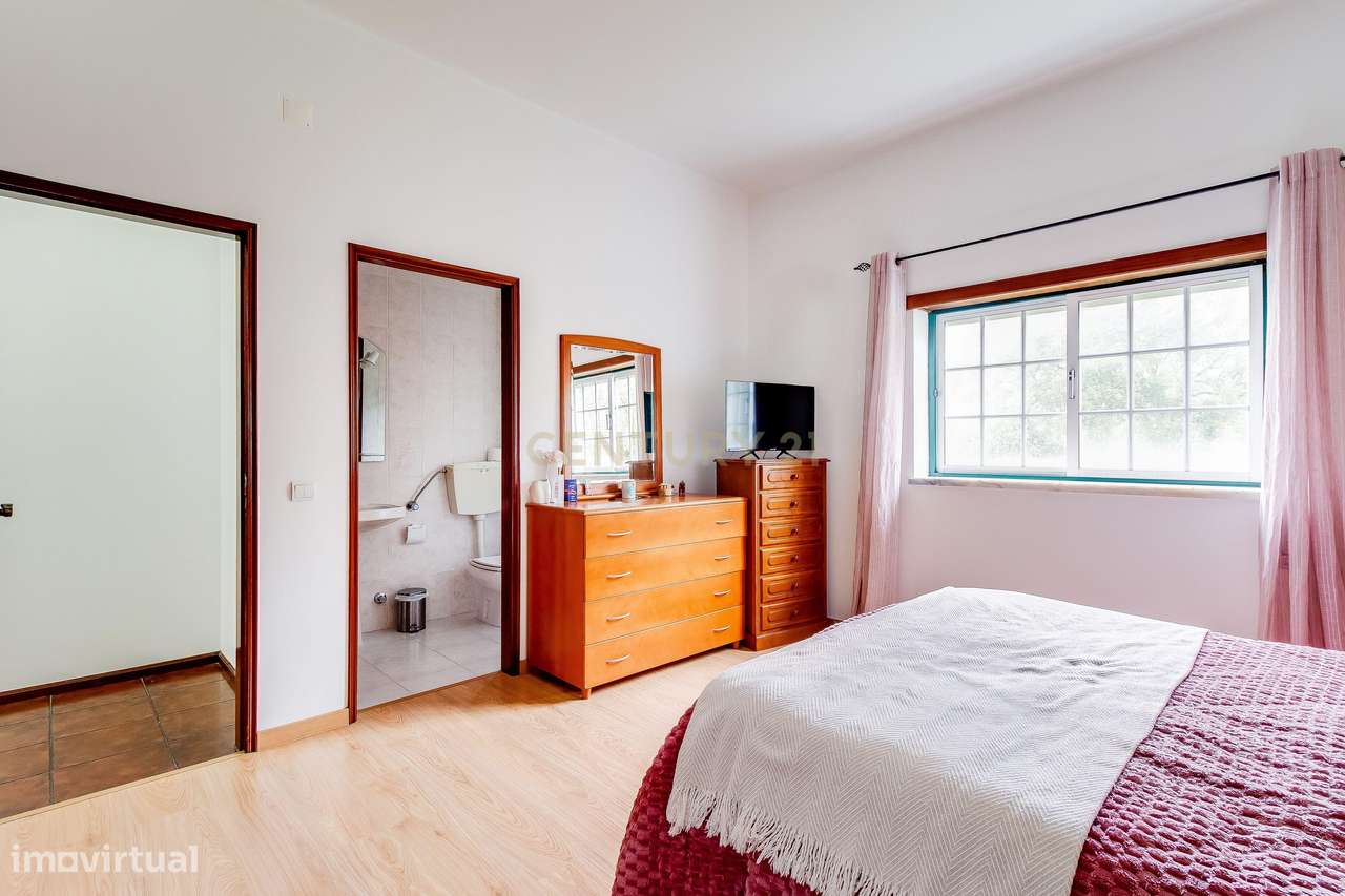 Prédio com 2 apartamentos+garagem+terreno-24