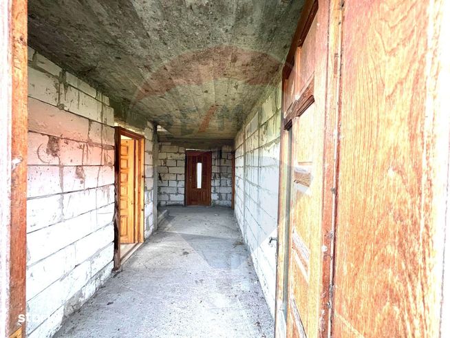 Casă / Vilă cu 6 camere de vânzare în BUHUȘI Județul BACĂU-8