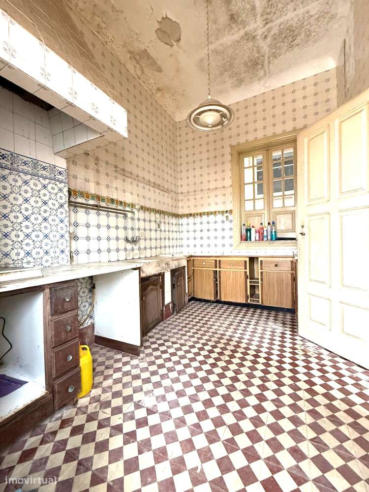 Moradia de Traça Apalaçada com Lojas  no Centro Histórico de Ovar-30