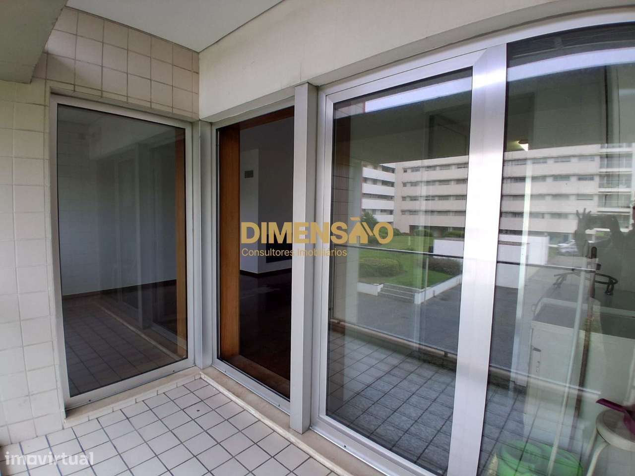 T1 com duas frentes e garagem Ref DCI153B-16