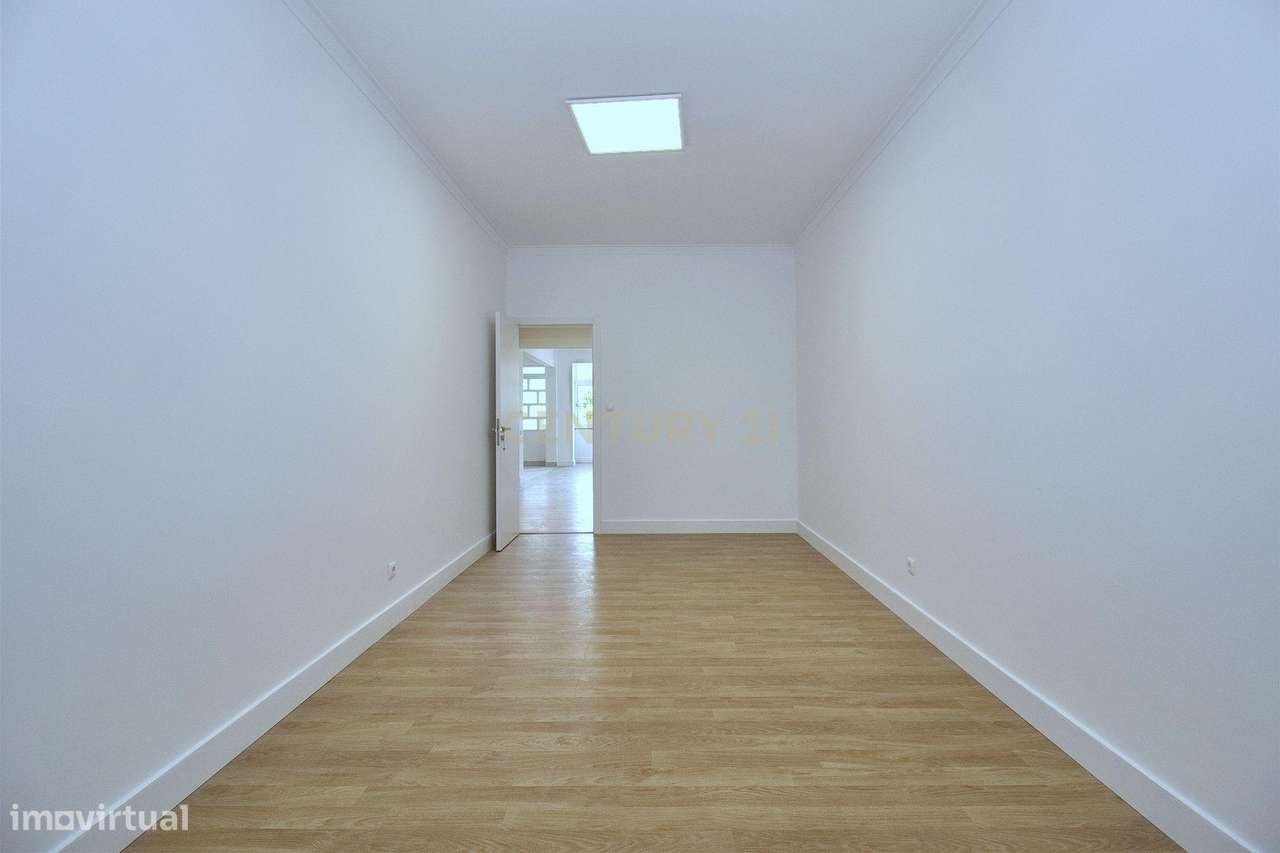 T2 em São Domingos de Benfica luminoso e arejado com ampla arrecadação-9