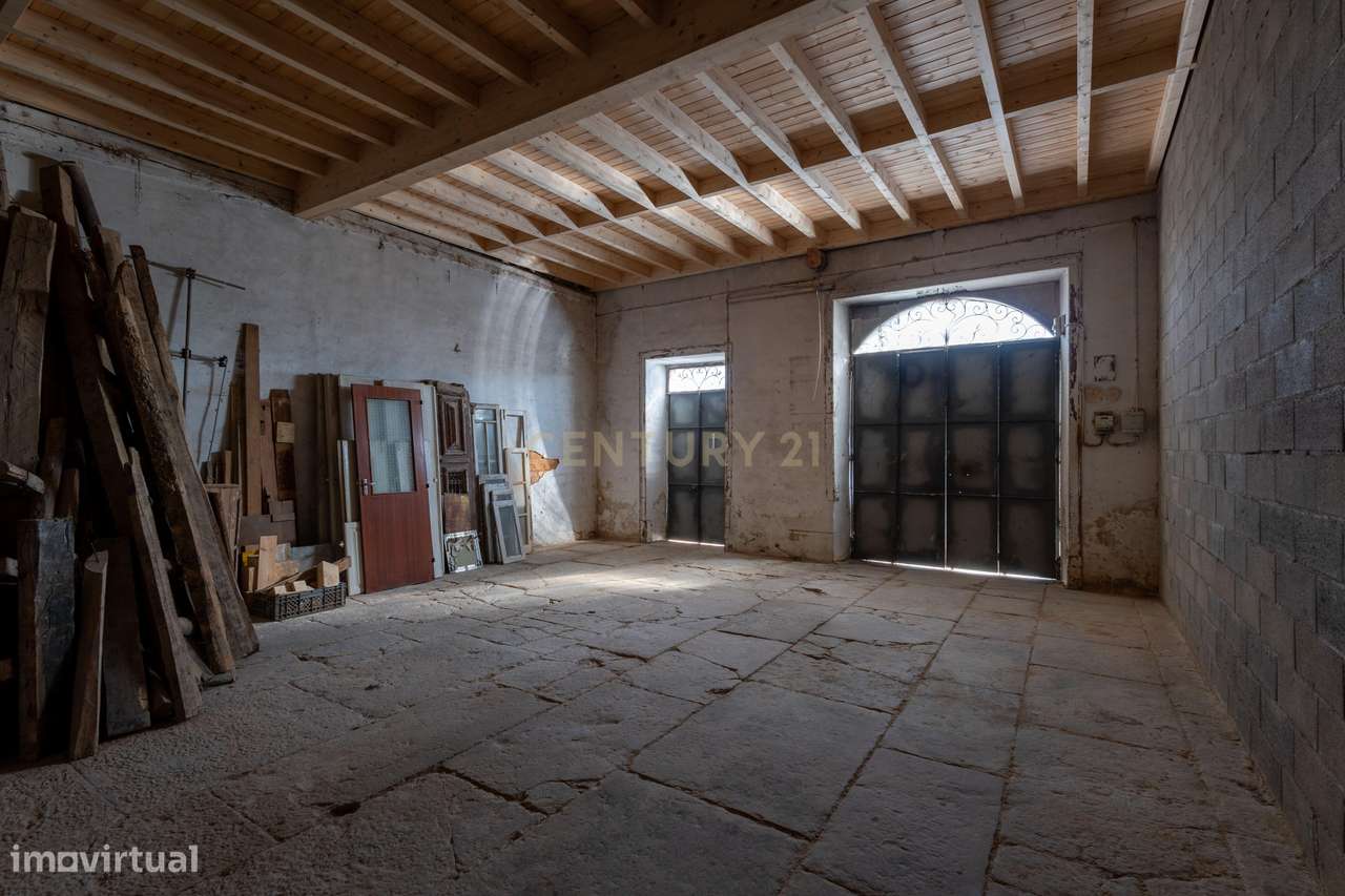 Prédio com Múltiplas Possibilidades em Fase Avançada de Recuperação - Grande imagem: 5/25
