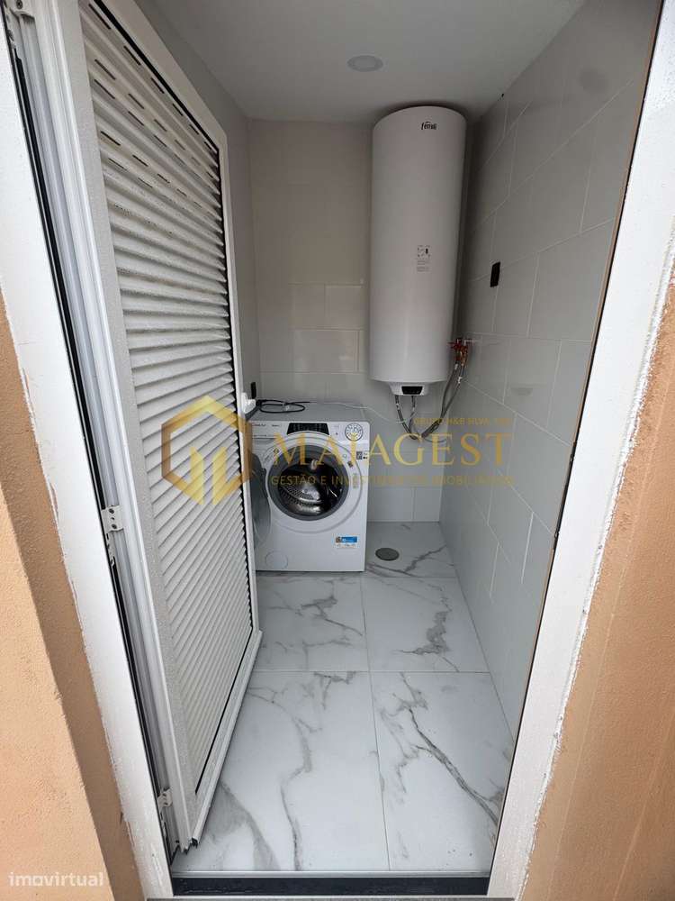 Moradia remodelada dividida em 3 habitações em Canelas-22