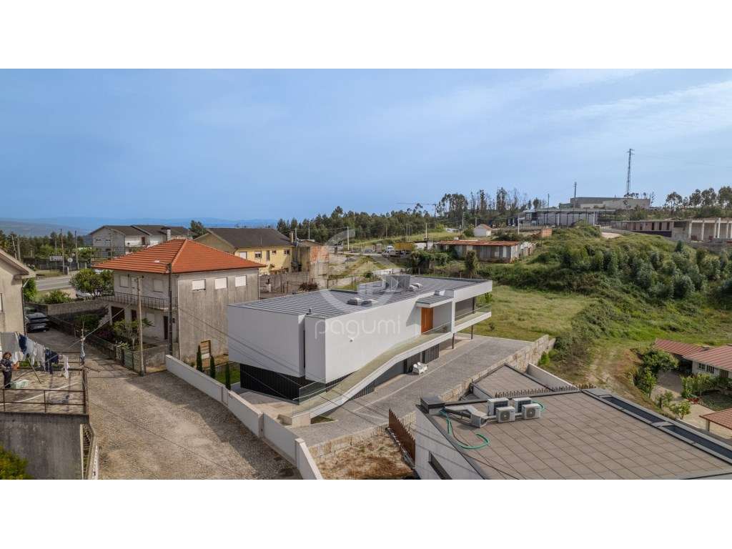 Moradia Contemporânea | 1.470 m² | A 1 Minuto da A4-55